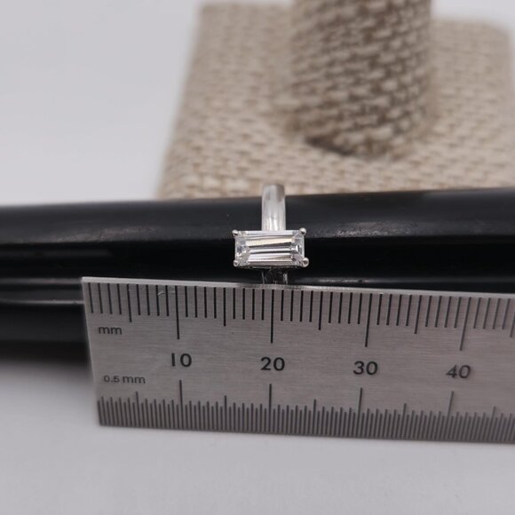 Size 8 Sterling Silver Small Rectangle Cubic Zirconia Ring A2438 - Picture 8 of 9
